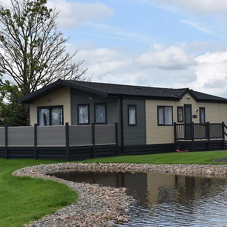 Отель Green Meadows Country Park Harker Экстерьер фото