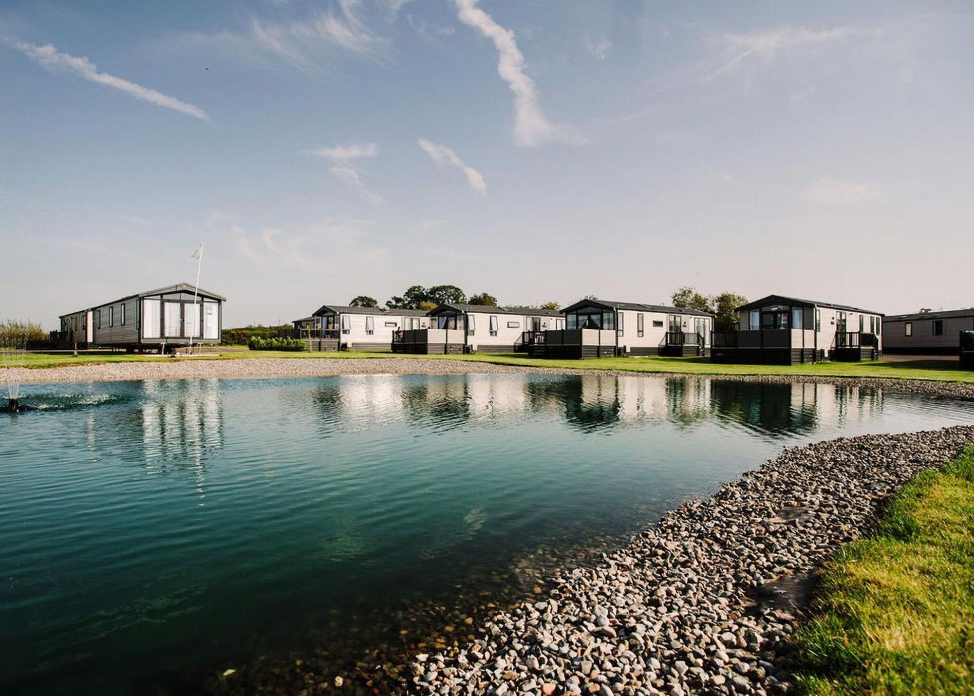 Отель Green Meadows Country Park Harker Экстерьер фото